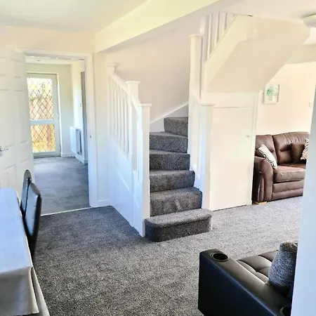 Warsett Crescent, 5 Bedrooms Near The Coast. בית נופש