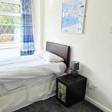 בית נופש Warsett Crescent, 5 Bedrooms Near The Coast.