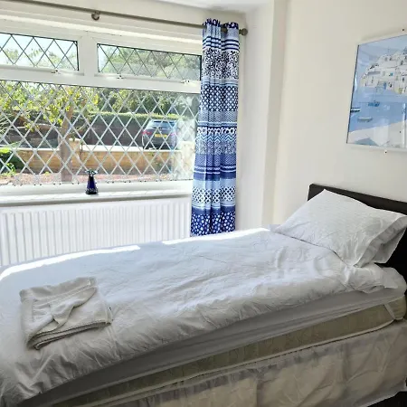 Warsett Crescent, 5 Bedrooms Near The Coast. בית נופש