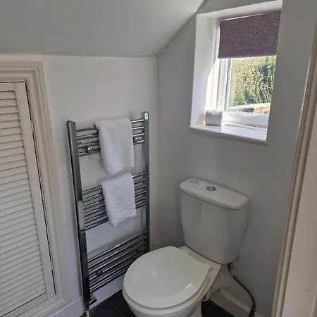 Warsett Crescent, 5 Bedrooms Near The Coast. *