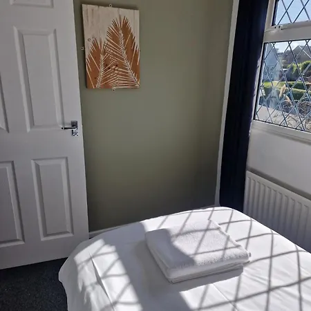 Warsett Crescent, 5 Bedrooms Near The Coast.