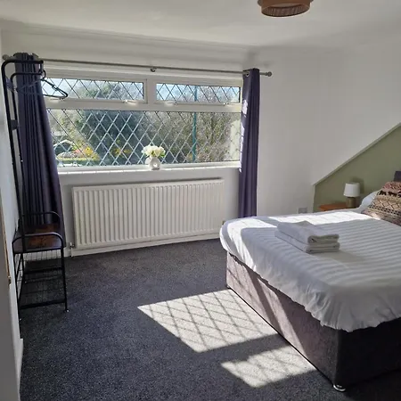 Warsett Crescent, 5 Bedrooms Near The Coast. Feriehus