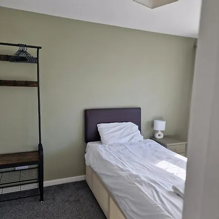 Feriehus Warsett Crescent, 5 Bedrooms Near The Coast. *