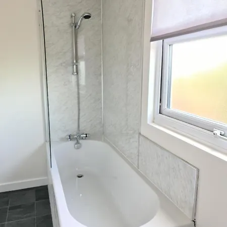 Warsett Crescent, 5 Bedrooms Near The Coast. بيت للعطل